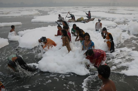 Հնդկաստանում գետը պատվել է թունավոր փրփուրով, սակայն հավատավորները չեն խորշում այնտեղ լողալուց (լուսանկար)